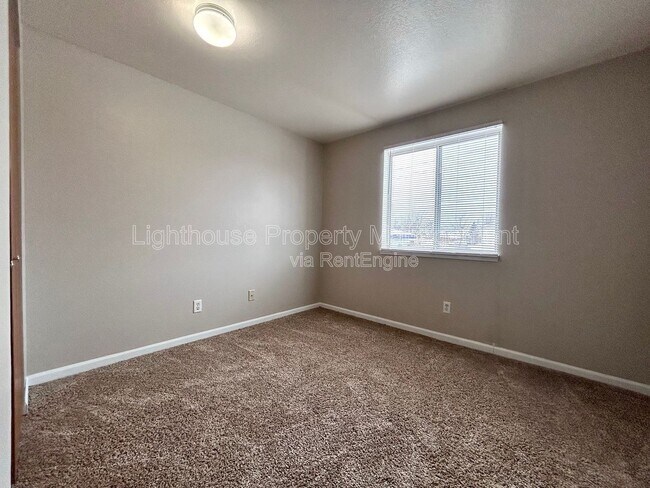 Building Photo - 585 W Randall St