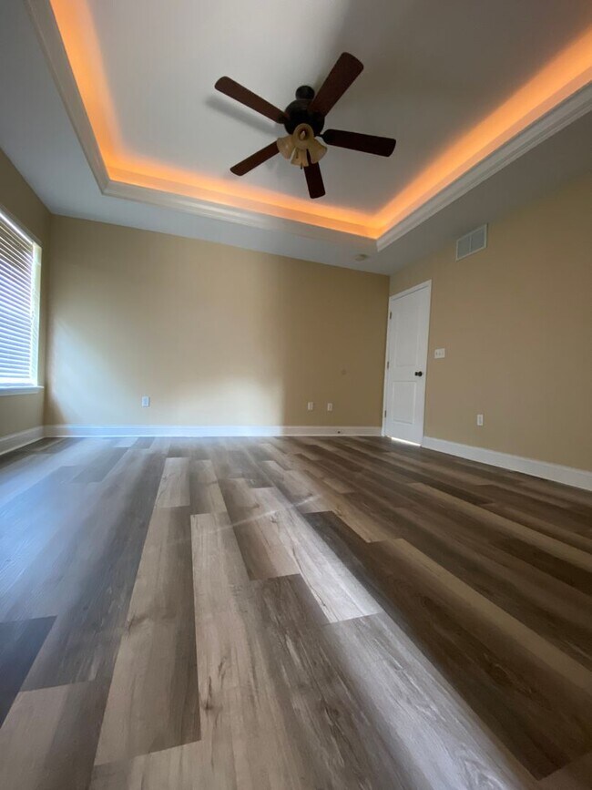 Building Photo - Luxurious 5 Bedroom Home in Woodridge Estates