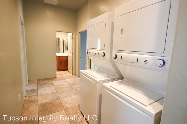 Building Photo - 10 br, 7 bath Room For Rent - 1730 N. 1st Ave
