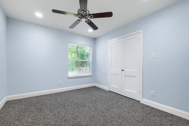 Building Photo - Alamo Heights home available now!