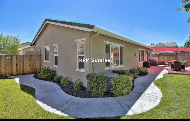 Building Photo - Spacious 3BR/2BA House Near Shopping & Dining