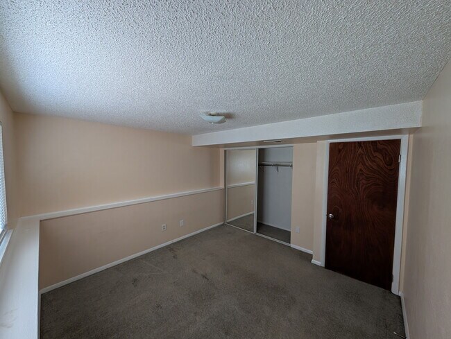 Building Photo - 15650 E Hamilton Pl