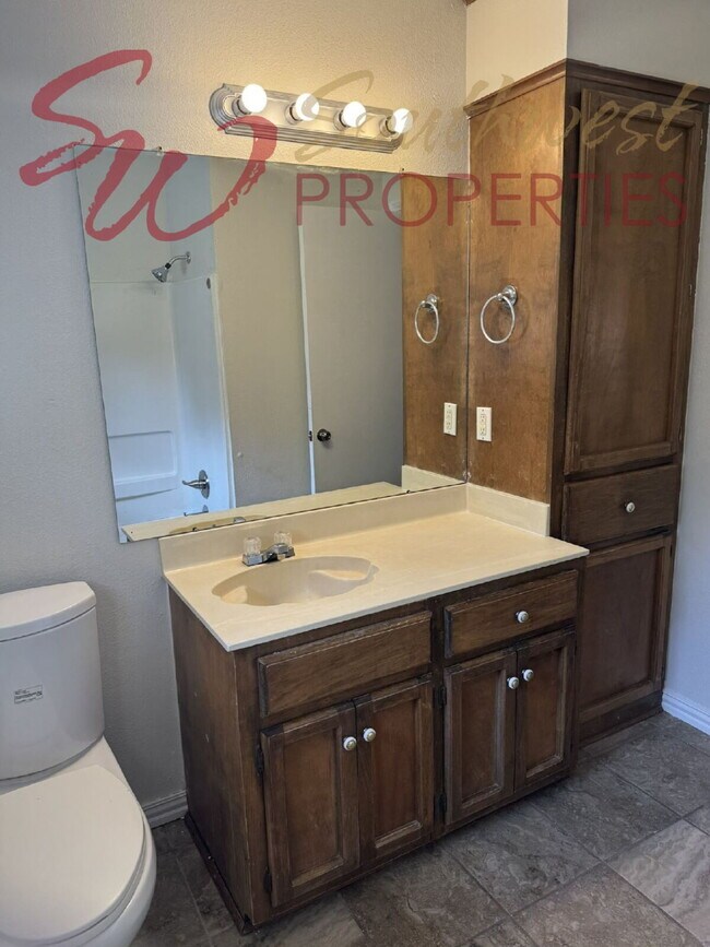 Building Photo - Charming 3 bedroom 2 bath on 2 acres within city limits!