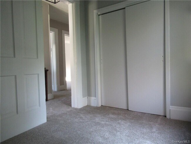 Building Photo - 25 Fairway Dr