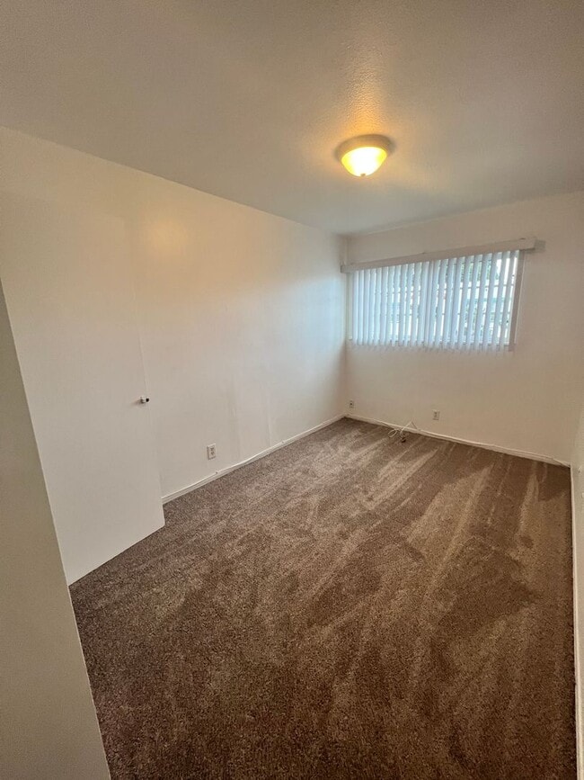 Building Photo - Ventura - Two bedroom ground floor apartment!