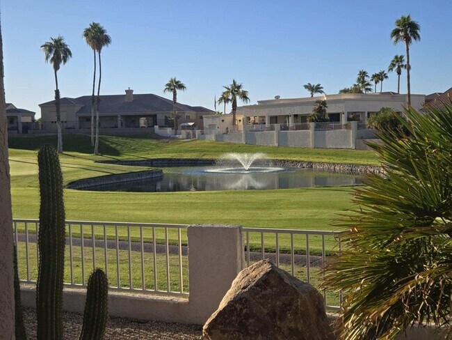 Building Photo - Large townhouse located on the golf course...