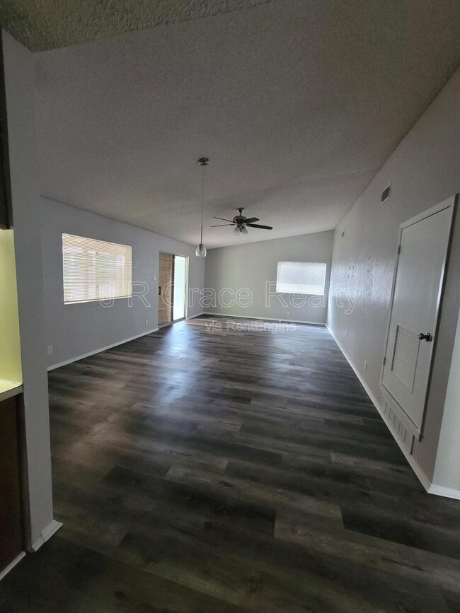 Building Photo - 2225 Charboneau Dr