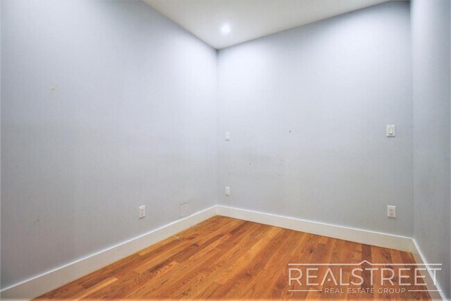 Building Photo - Large 2.5 Bed + LAUNDRY In Unit & Roof Deck!