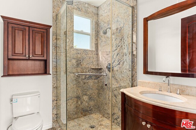 Building Photo - 632 Kings Rd