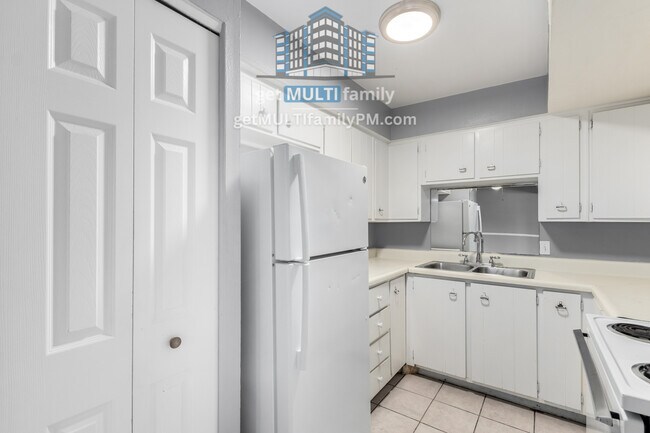 Building Photo - 2413 W Hazelwood St