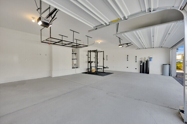 Building Photo - Gorgeous 5 Bedroom home!