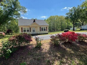 Building Photo - SPECIAL FOR MAY-When approved, 1/2 Security Deposit-Cute Bungalow-2BR/1BA home in a great locatio...