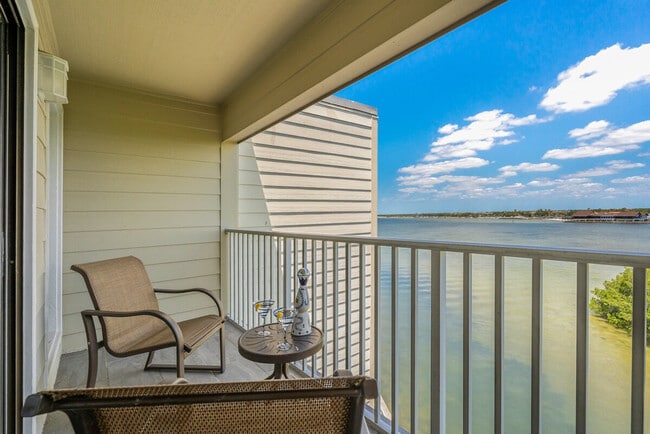 Building Photo - 2502 N Rocky Point Dr