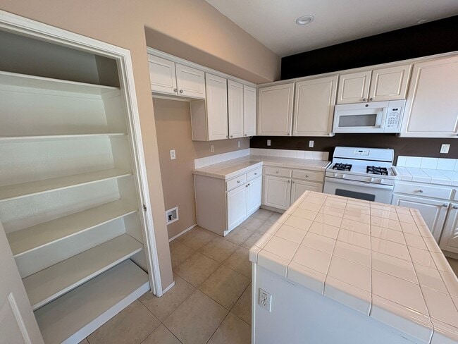 Building Photo - 4 Bed, 3 Bath in Corona!