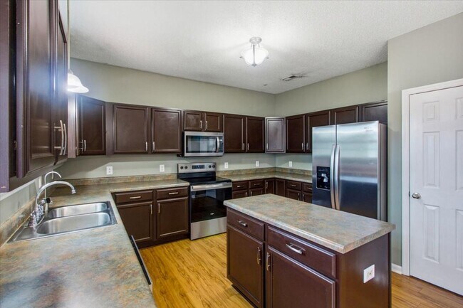 Building Photo - 3 Bedroom 2 Bathroom Home