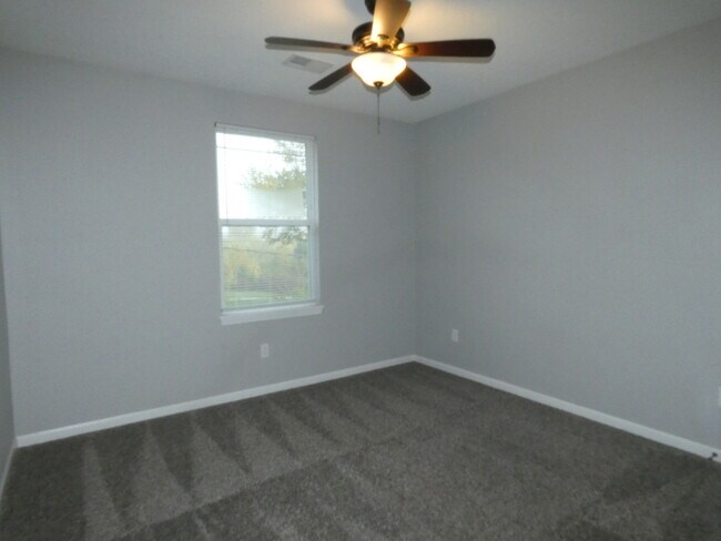 Building Photo - Beautiful Town Home!