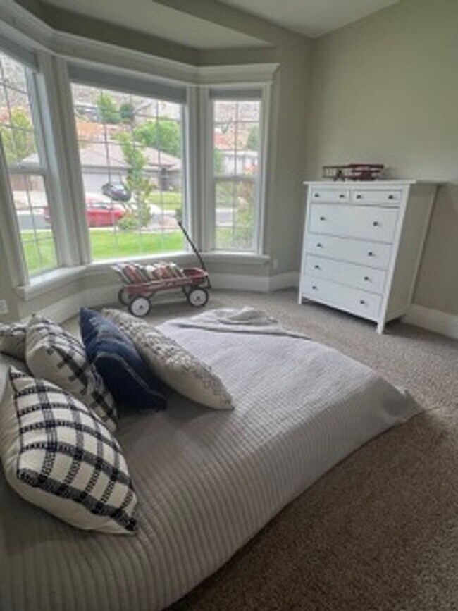 Building Photo - Very Spacious 6 bedroom home with amazing ...