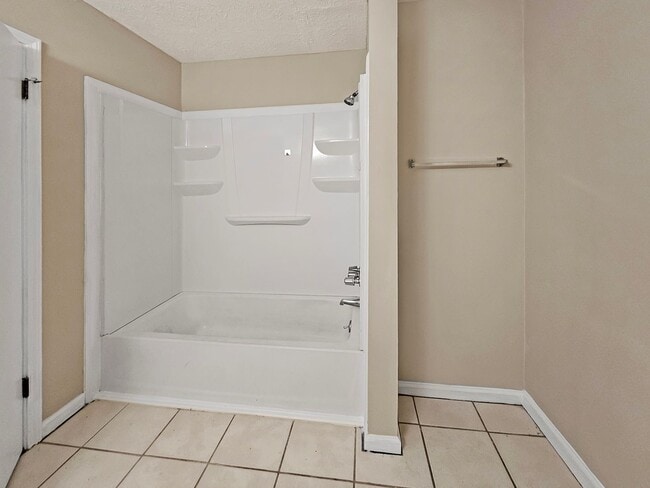 Building Photo - Recently Updated 2/2.5 Flat in Duplex Building - Housing Vouchers Accepted