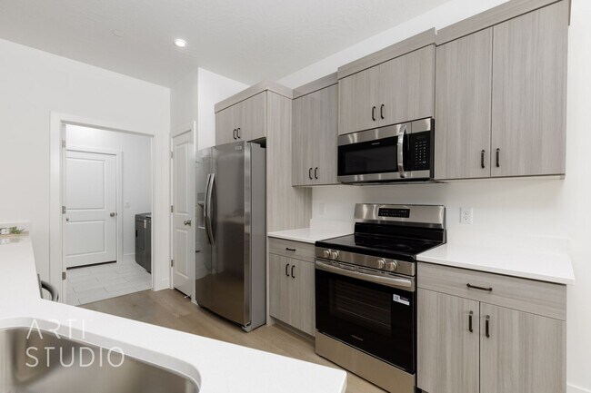Building Photo - Brand New 3 Bed / 2 Bath Duplex – Modern L...