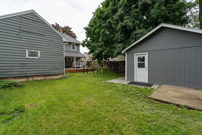 Building Photo - SE Rochester Living with Easy City Access