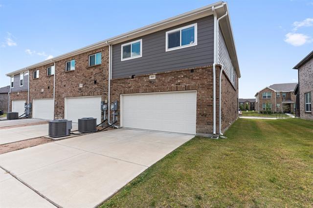 Building Photo - 2833 Bellflower Dr