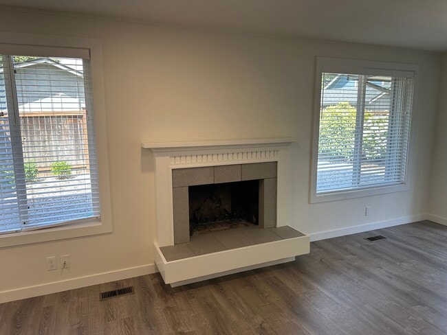Building Photo - Beautifully updated 3 bedroom 1.5 bath dup...