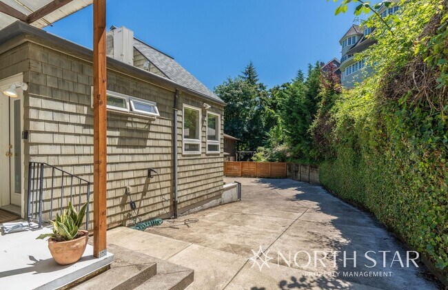 Building Photo - Stunning Views Close in NW Portland
