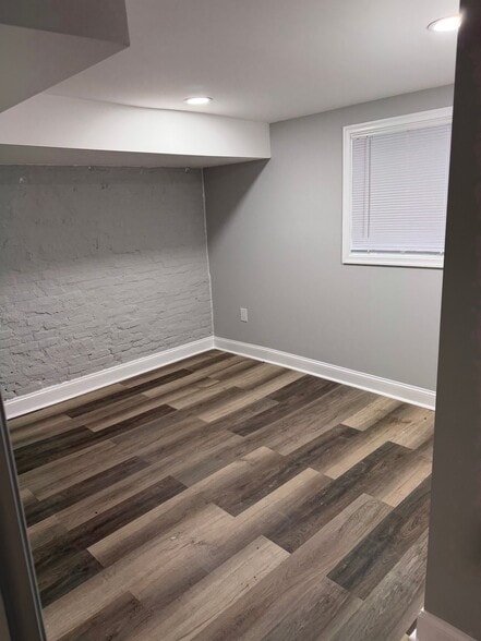 Building Photo - 3325 E Monument St