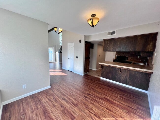 Building Photo - $2,295 Villa & Barstow, 3 Bedroom Condo - ...