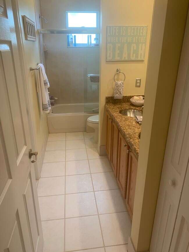 Guest bath - 13377 Georgian Ct
