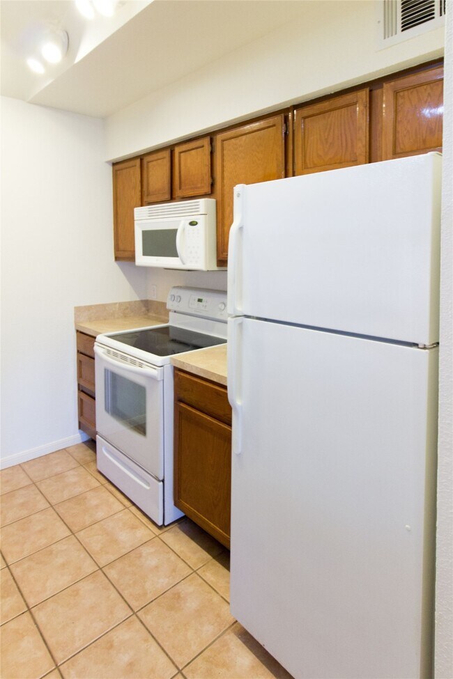 Building Photo - 2121 El Paseo St