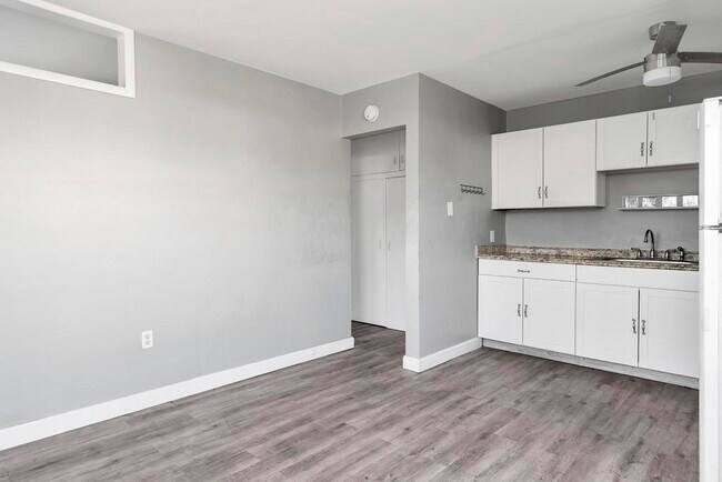 Building Photo - 813 9th Ave N