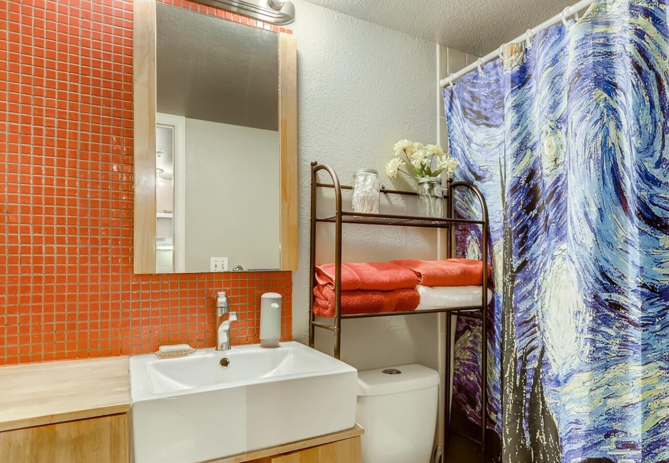 Bathroom - main floor - 1085 Broadway St