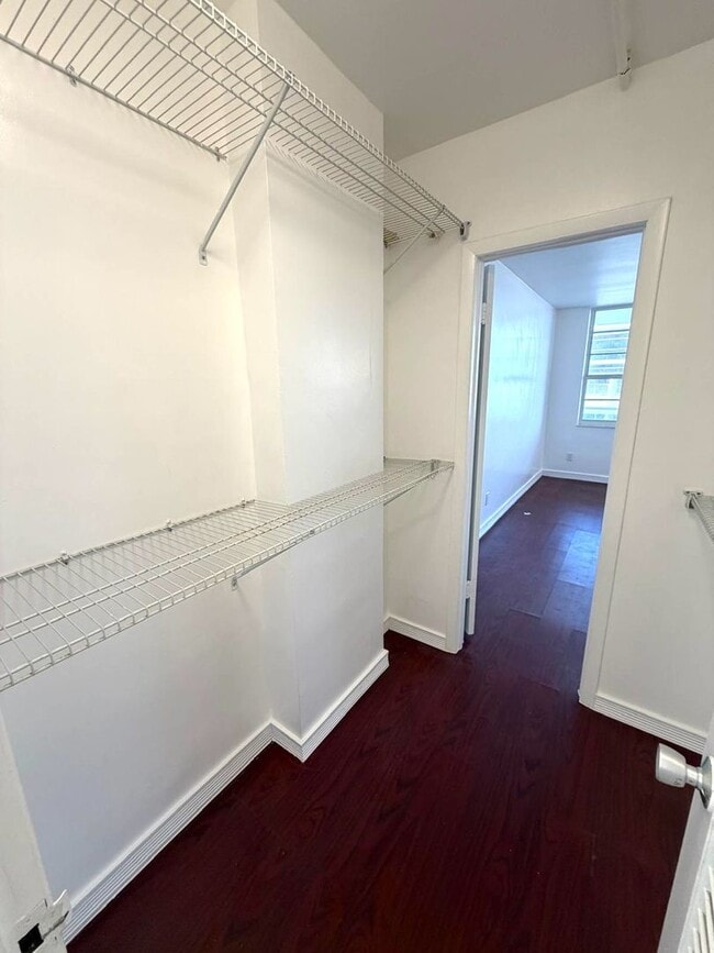 Building Photo - Live where Lincoln Road meets the Ocean in a full service resort-style condominium in South Beach!