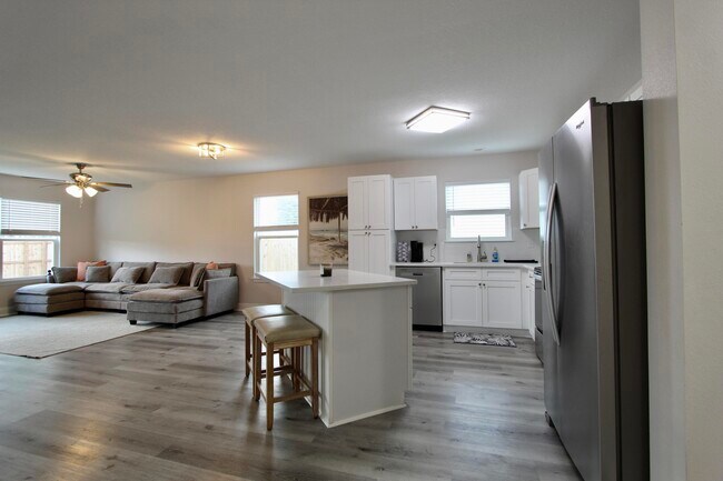 Building Photo - 5366 Highview Dr