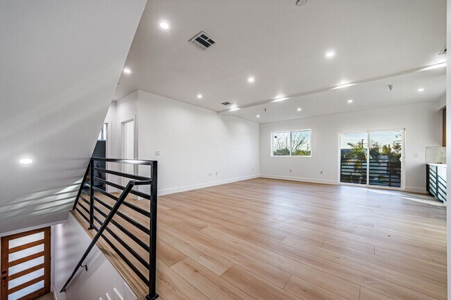 Building Photo - 1656 S Hayworth Ave