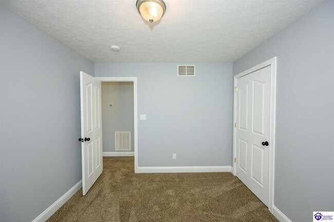 Building Photo - 611 Flushing Meadows Dr