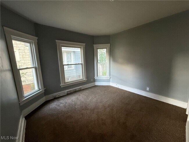 Building Photo - 204 Broad Ave NW