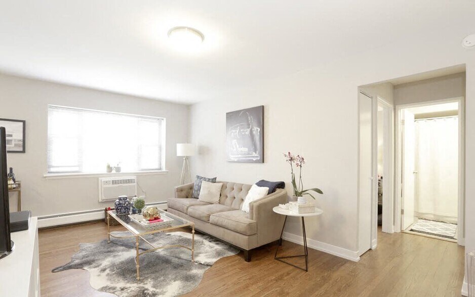 Building Photo - 525 W Oakdale Ave