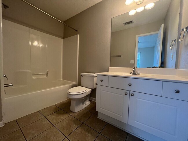 Building Photo - Auburn Townhome