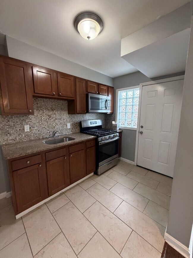 Building Photo - 2229 Graythorn Rd
