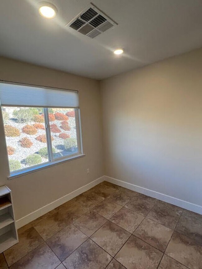 Building Photo - Freshly Painted Larger End Unit Condo for Rent!