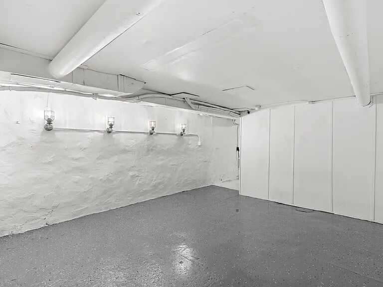 Building Photo - 6166 Crescent Ave