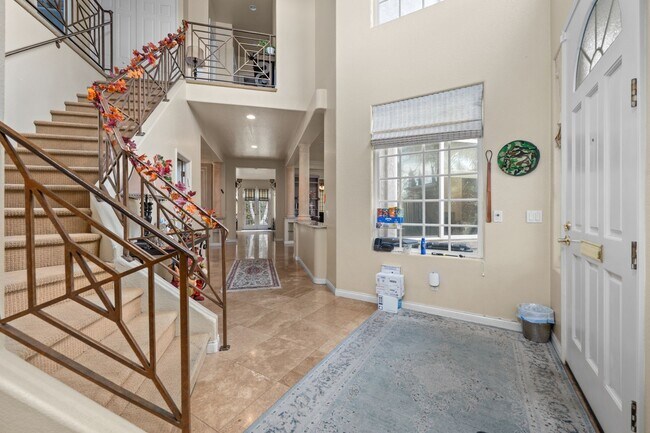 Building Photo - Expansive estate style home - 5 minute drive to SDSU!