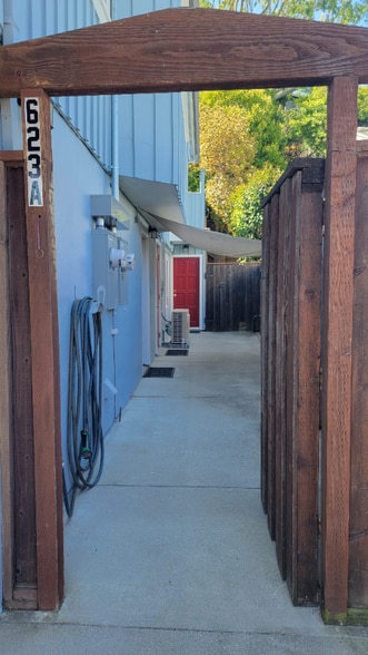 Building Photo - 623 Oakdale Ave