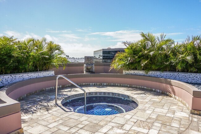 Building Photo - Luxurious 2 bed/2bath/2 parking Fully Furnished in One Waterfront Towers