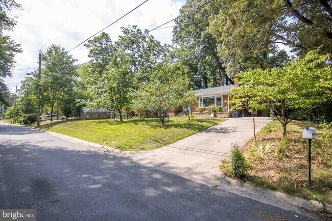 Building Photo - 2205 Parker Ave