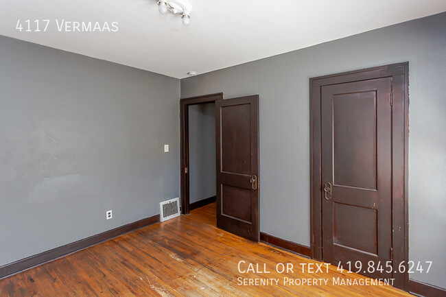 Building Photo - Charming Two Bedroom Upper Unit Duplex For...