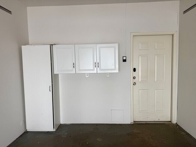 Building Photo - Spacious, Updated 2BR / 2 BA Condo in Gated Community!