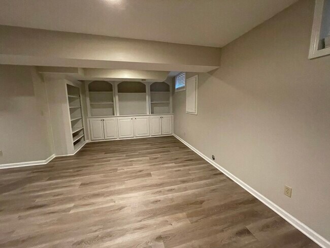 Building Photo - Welcome to this stunning 4-bedroom, 2.5-bathroom home located in the desirable Overland Park.